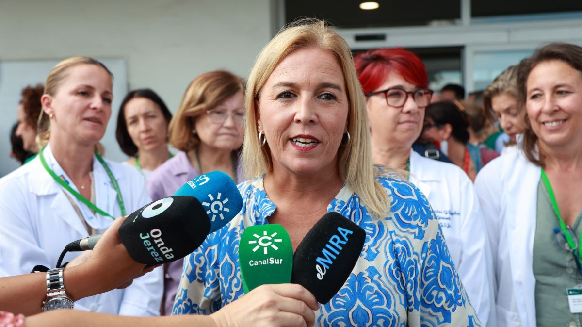 Eva Pajares en la concentración de apoyo al médico agredido en Jerez | Cristo García