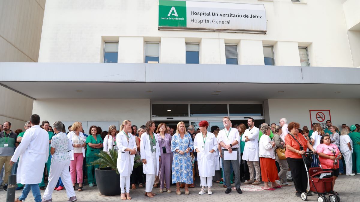 Concentración de apoyo al médico agredido en Jerez | Cristo García