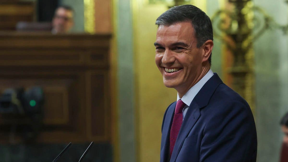 El presidente del Gobierno, Pedro Sánchez, sonriente en el Congreso de los Diputados