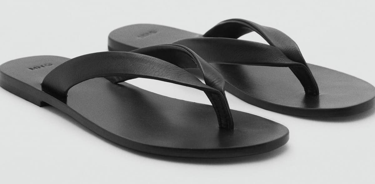Las sandalias de piel con tiras en color negro de Mango