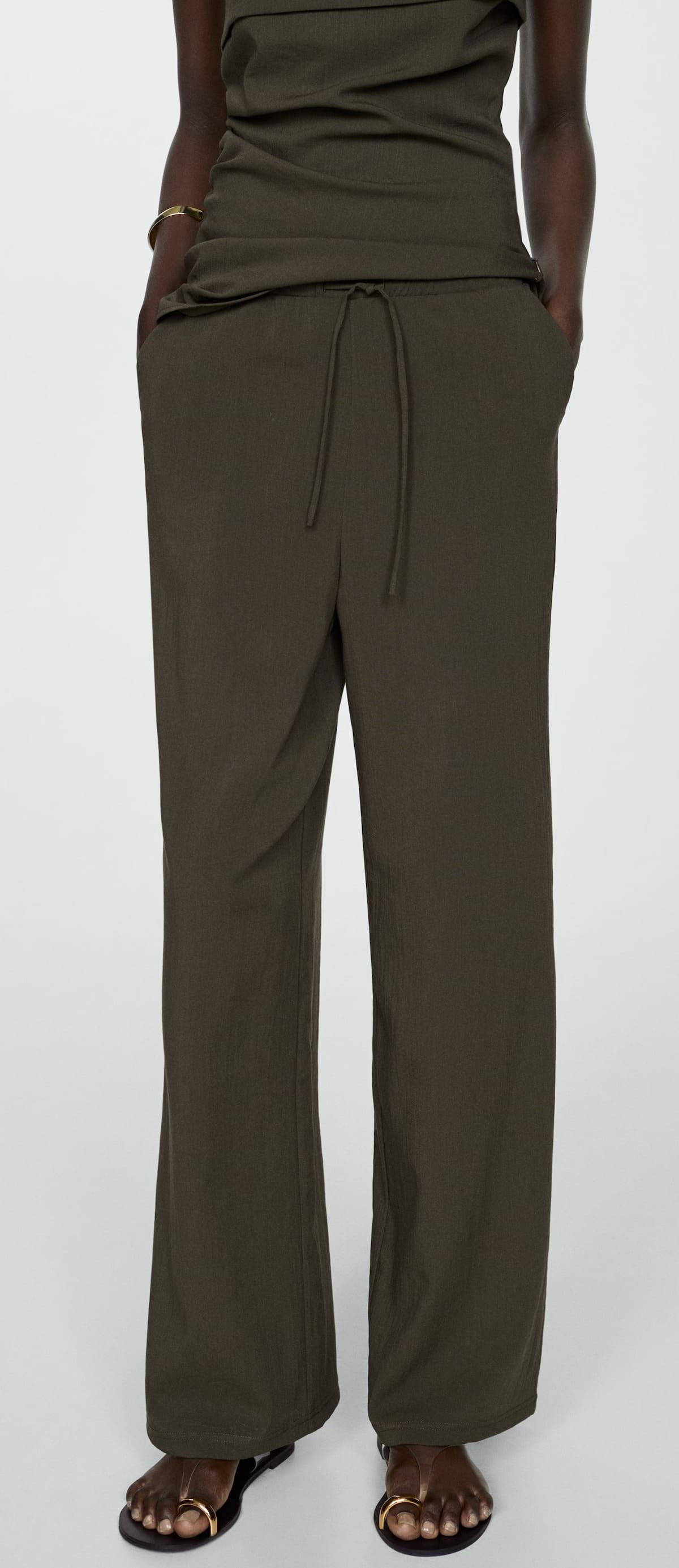 El pantalón recto con cintura elástica en color verde caqui de Mango