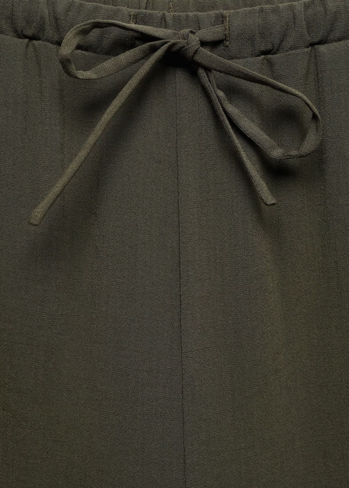 El pantalón recto con cintura elástica en color verde caqui de Mango