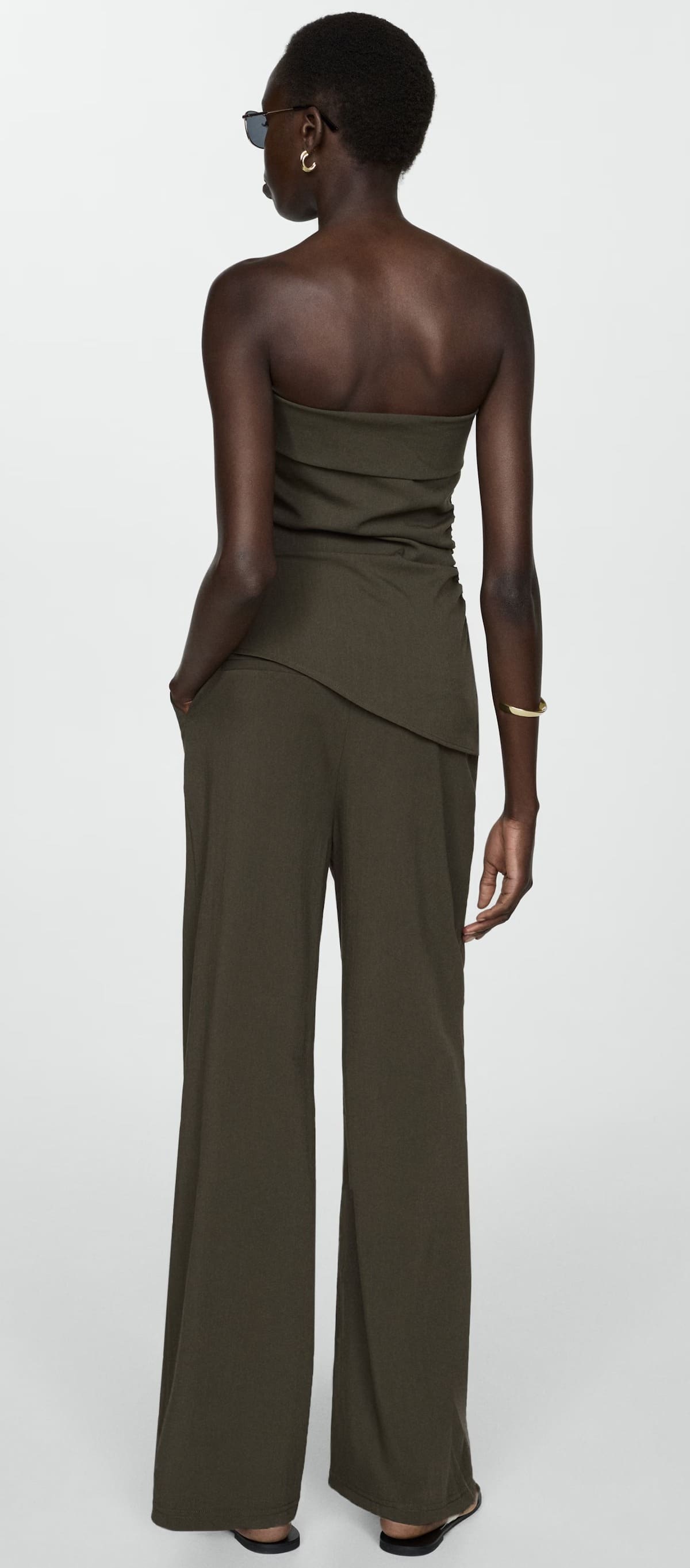 El pantalón recto con cintura elástica en color verde caqui de Mango