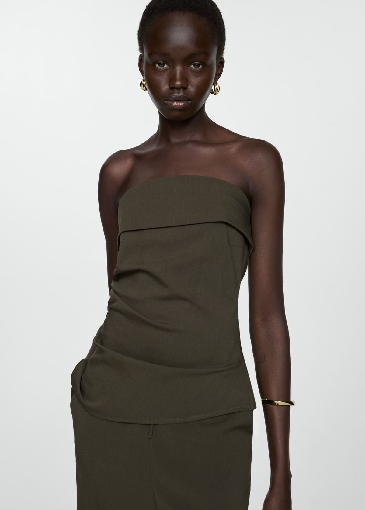 El top con escote vuelto en color verde caqui de Mango