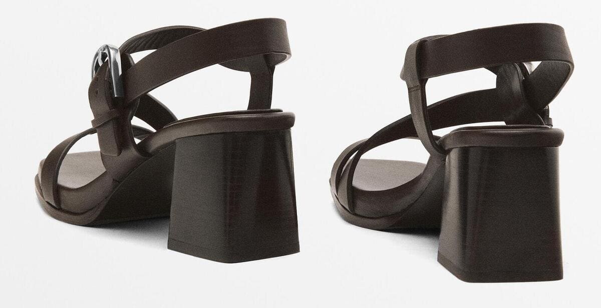 Las sandalias de tacón ancho con hebillas en color negro de Massimo Dutti