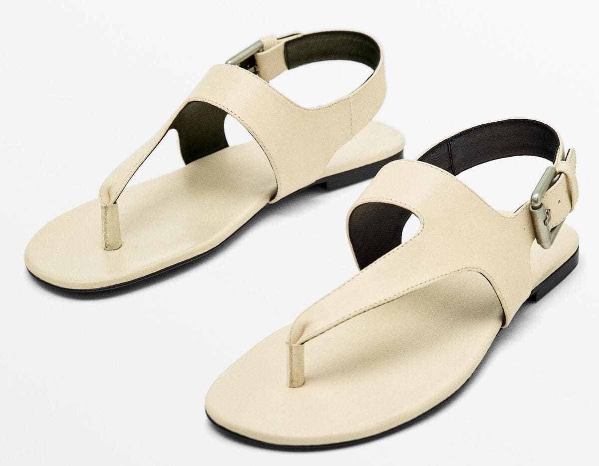 Las sandalias planas de piel en color crudo de Massimo Dutti