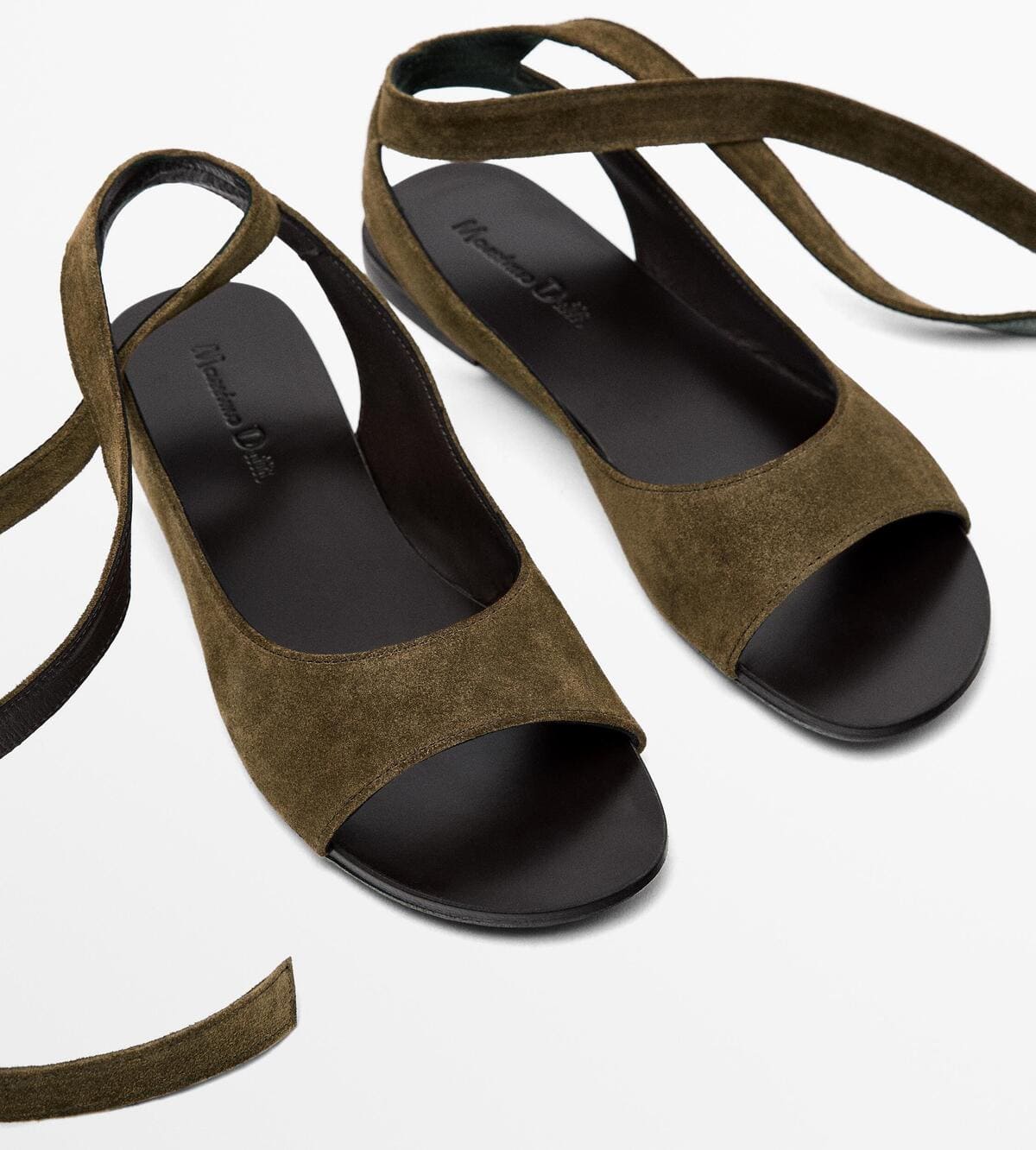Las sandalias planas atadas de serraje en color marrón de Massimo Dutti