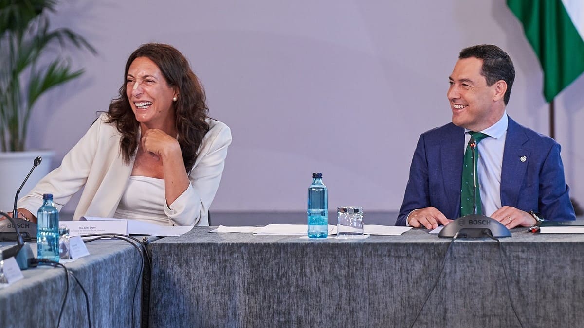 El presidente de la Junta de Andalucía, junto a la consejera López López | Salvador López Medina