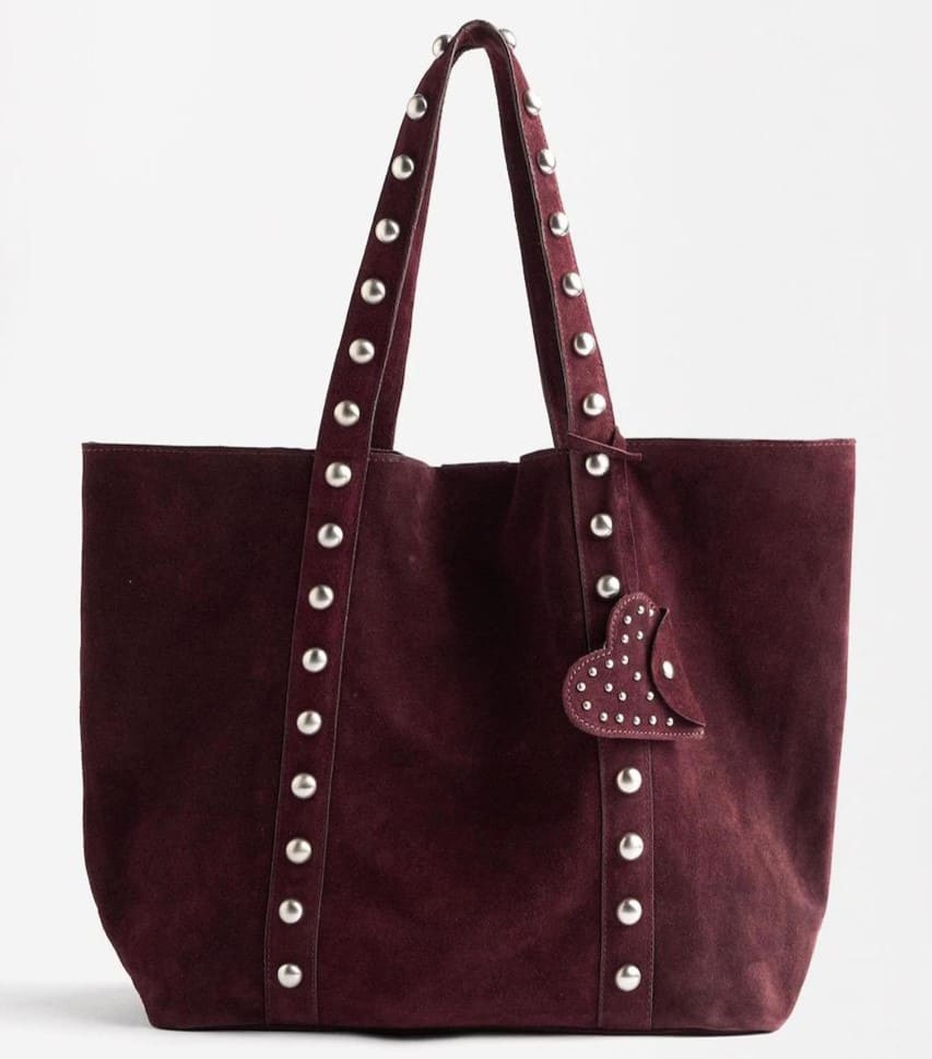 Bolso de hombro estilo shopper de piel con tachas y colgante de corazón