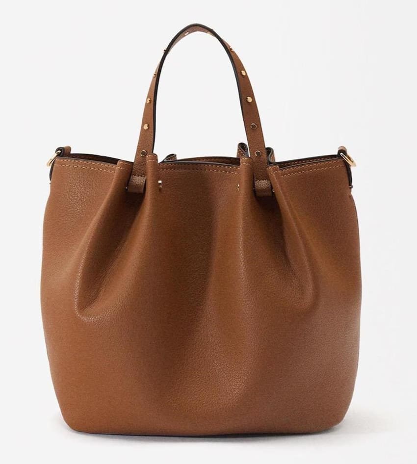 Bolso de mano estilo tote con tachuelas en liso