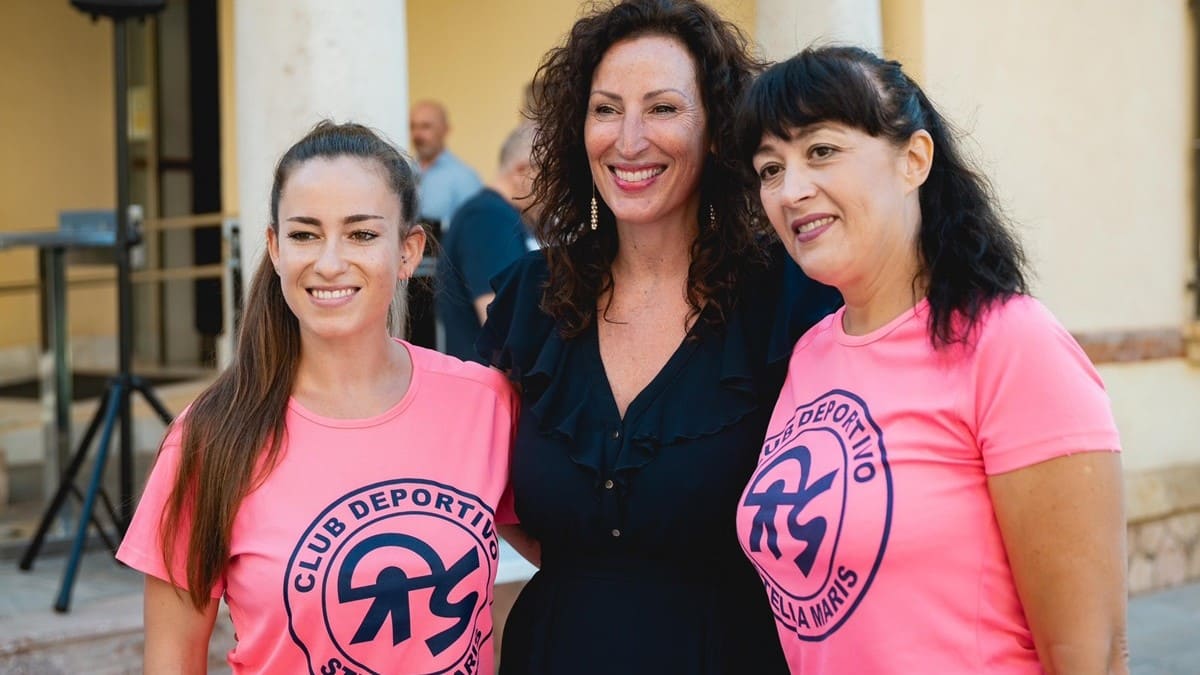 Mar Vázquez, alcaldesa de Almería, en el centro de la imagen
