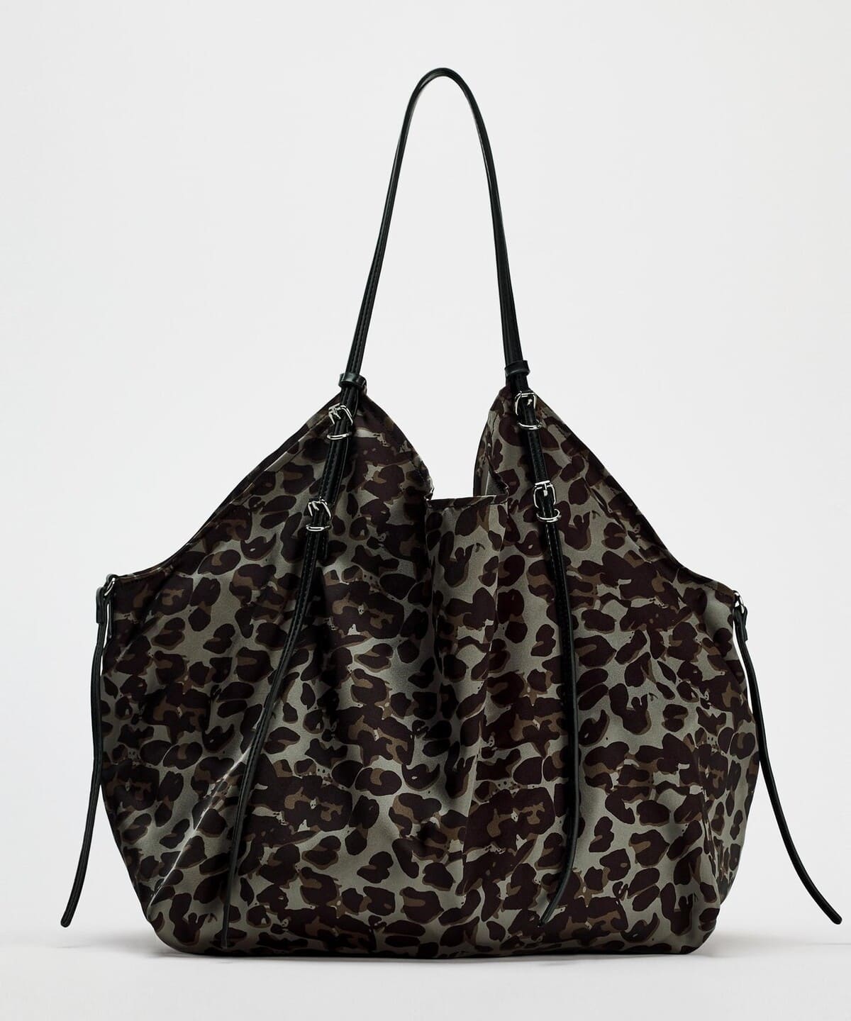 Bolso shopper efecto satinado con estampado animal