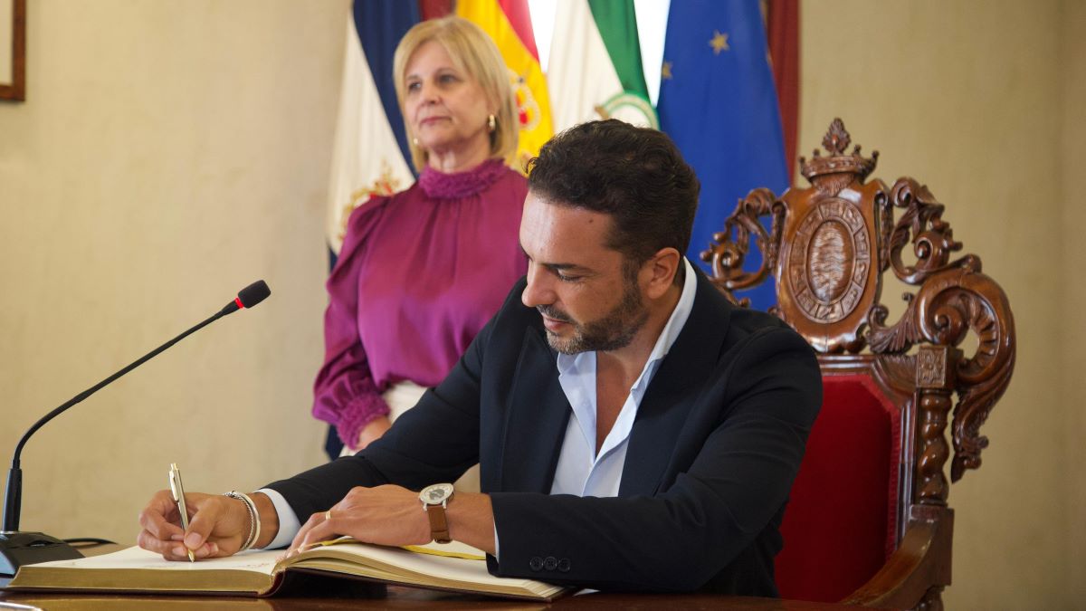 Jesús Méndez firmando en el Libro de Honor del Ayuntamiento | Cristo García
