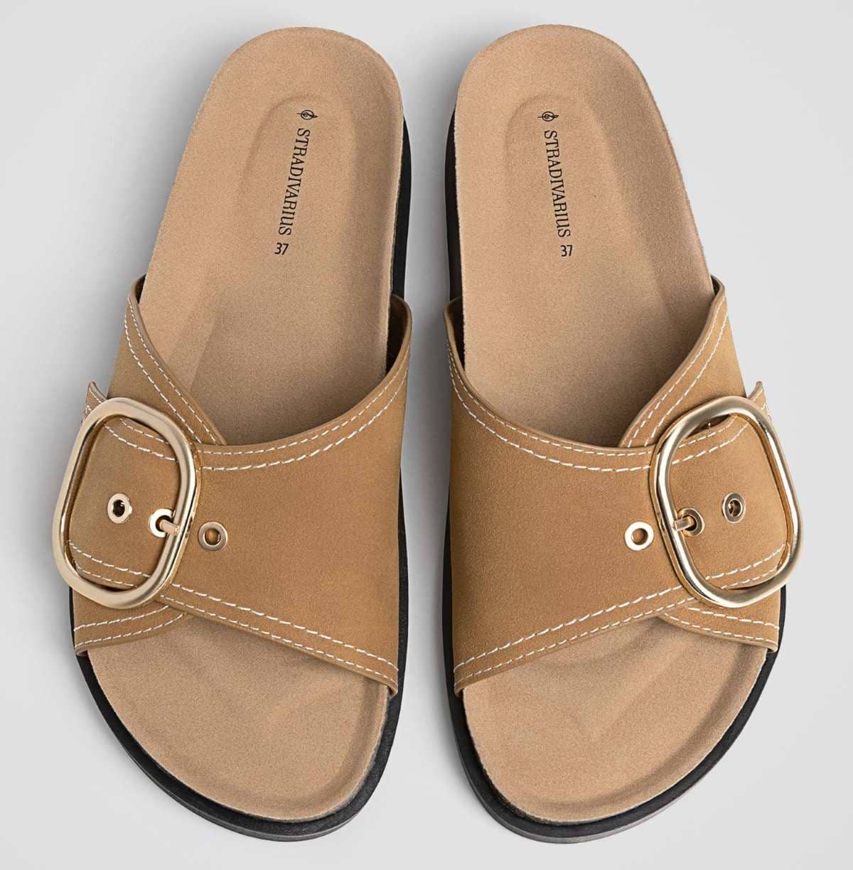 Sandalia plana hebilla de Stradivarius