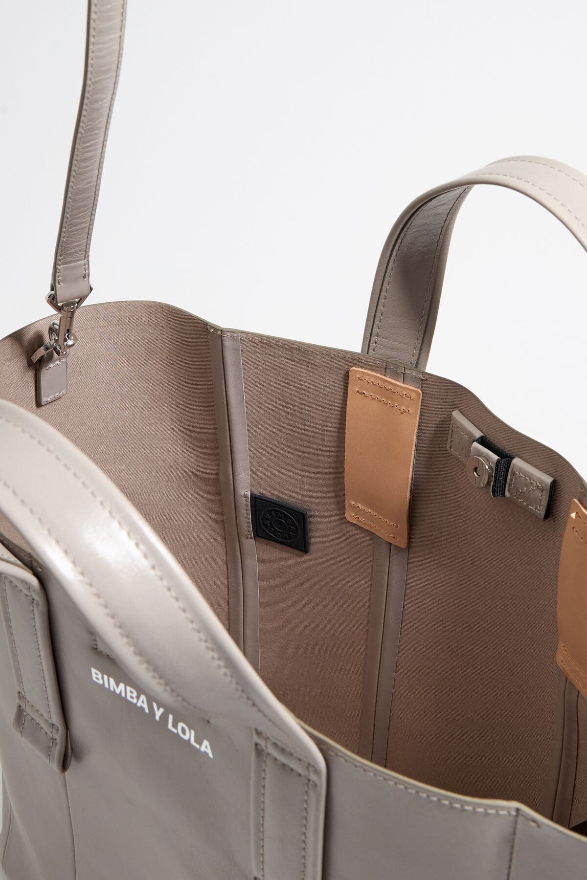 El bolso shopper grande de piel gris verdoso de Bimba y Lola