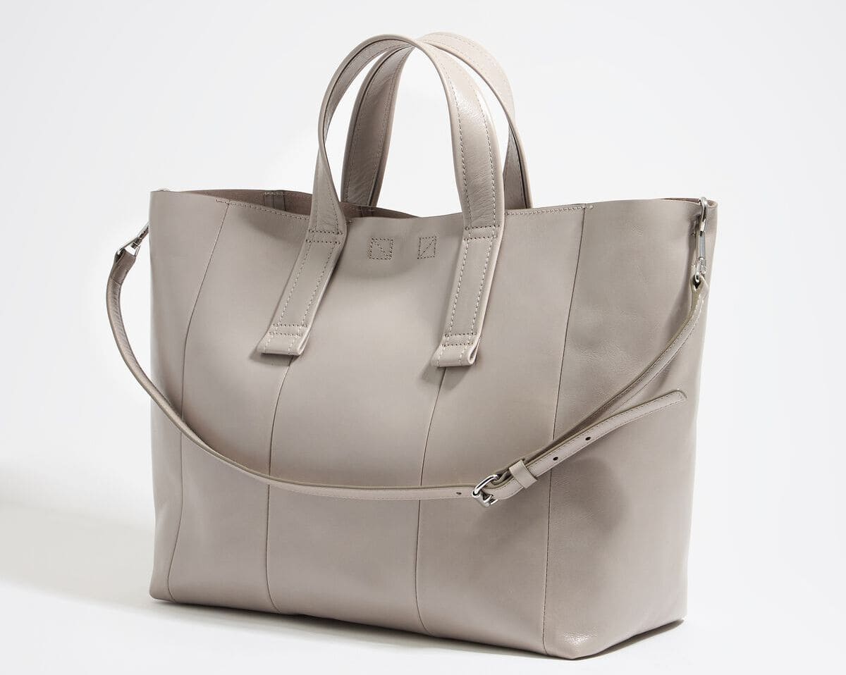 El bolso shopper grande de piel gris verdoso de Bimba y Lola