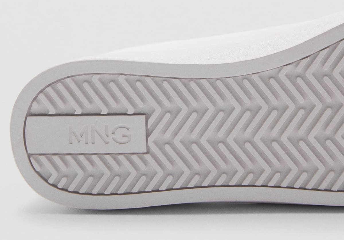 Las zapatillas deportivas con paneles de piel en color blanco de Mango