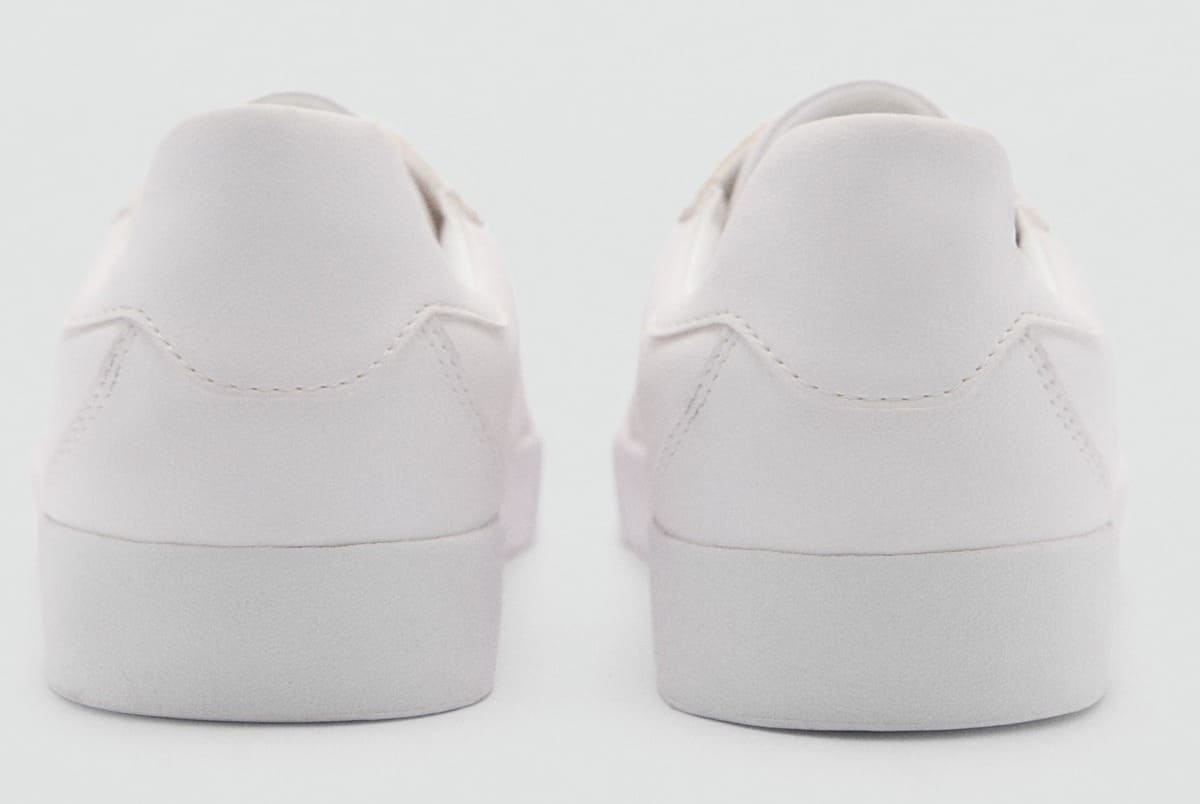 Las zapatillas deportivas con paneles de piel en color blanco de Mango