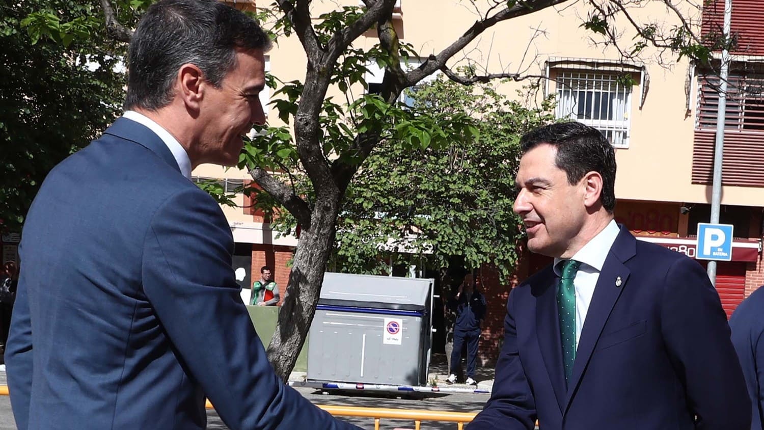 Pedro Sánchez saluda a Juanma Moreno durante un encuentro en Sevilla