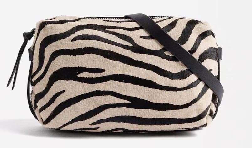 Bandolera de piel con cremallera y estampado animal print