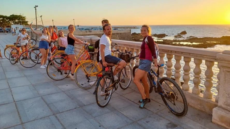 Personas en bicicleta en Cádiz