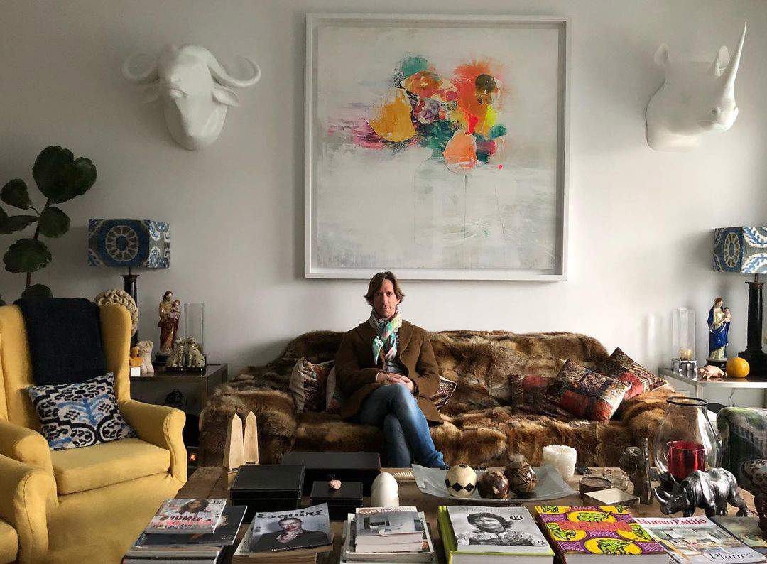 Ken Appledorn, marido de Jorge Cadaval, en el salón de su casa