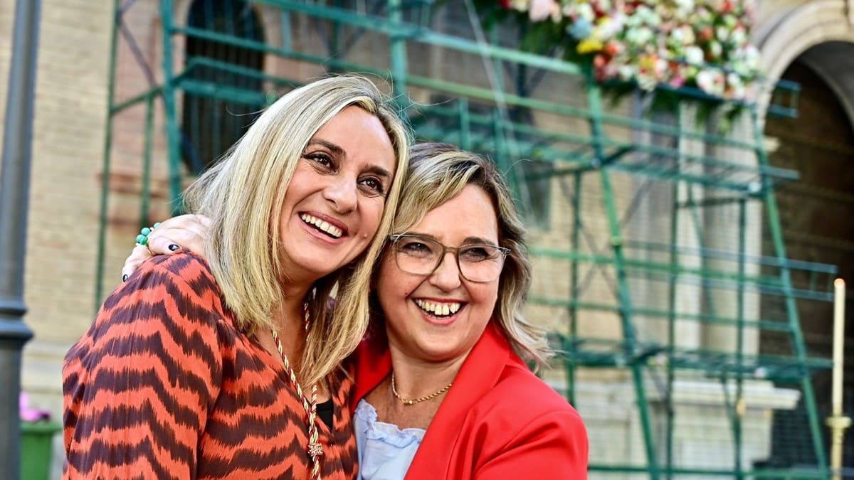 La alcaldesa de Granada, Marifrán Carazo, junto a la próxima pregonera de la Semana Santa