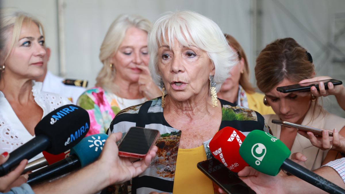 Teófila Martínez en una atención a los medios | Cristo García