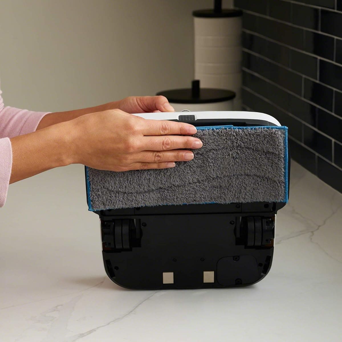 El robot fregasuelos con WiFi y pulverizador a presión iRobot en Amazon