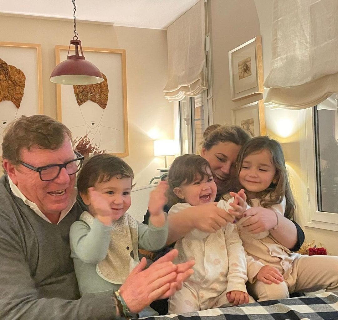 César Cadaval junto a su mujer y sus nietos en el salón de su casa | IG