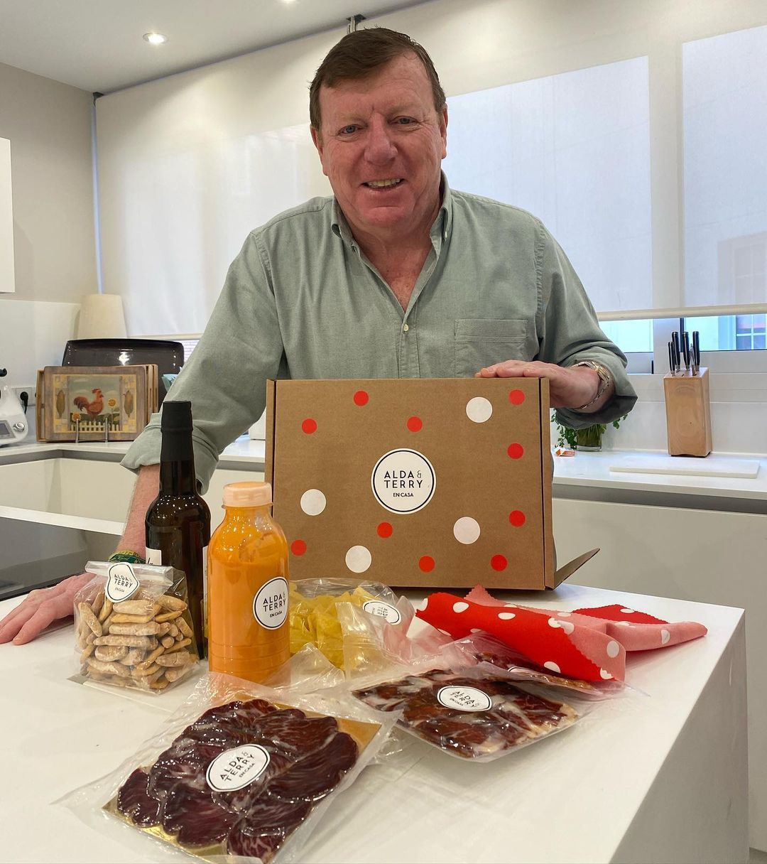 César Cadaval en la cocina de su casa en Sevilla | IG