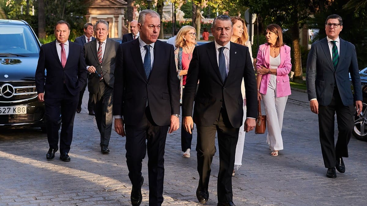 José Luis Sanz, junto al consejero de la Presidencia Antonio Sanz | Salvador López Medina