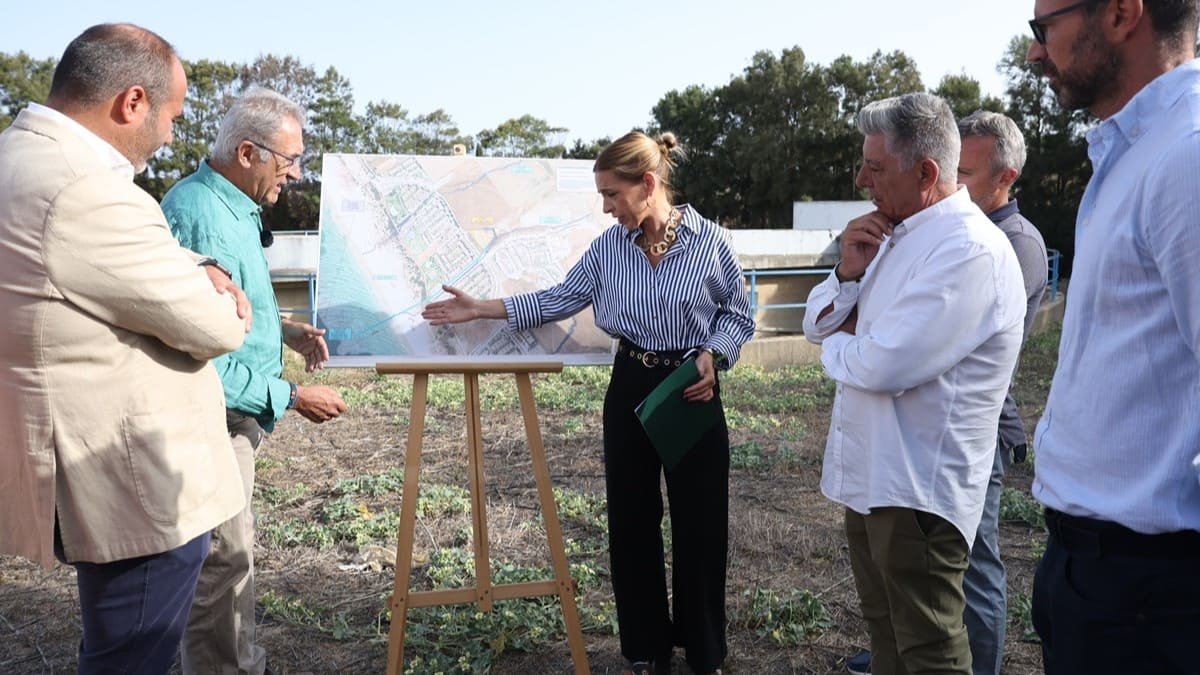 La presidenta de la Diputación, Almudena Martínez, se ha desplazado hasta la urbanización de Atlanterra