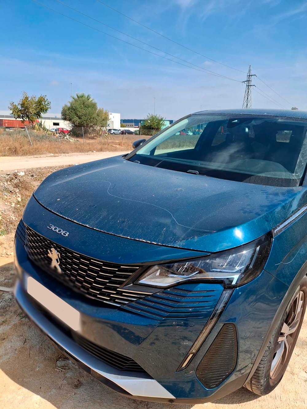 Coche rallado junto a Clínicas Beiman