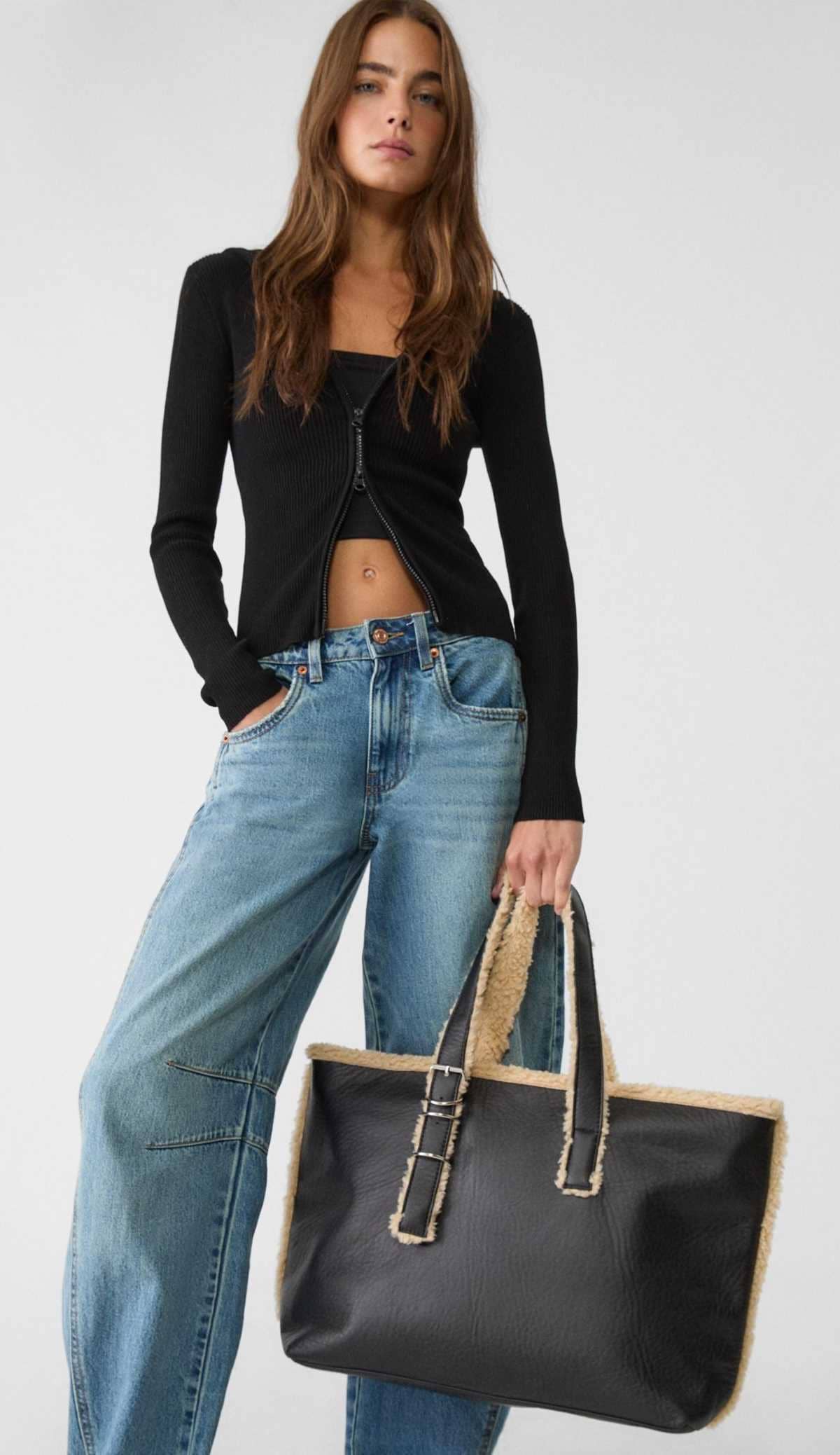 Bolso shopper combinado efecto borreguillo de Stradivarius