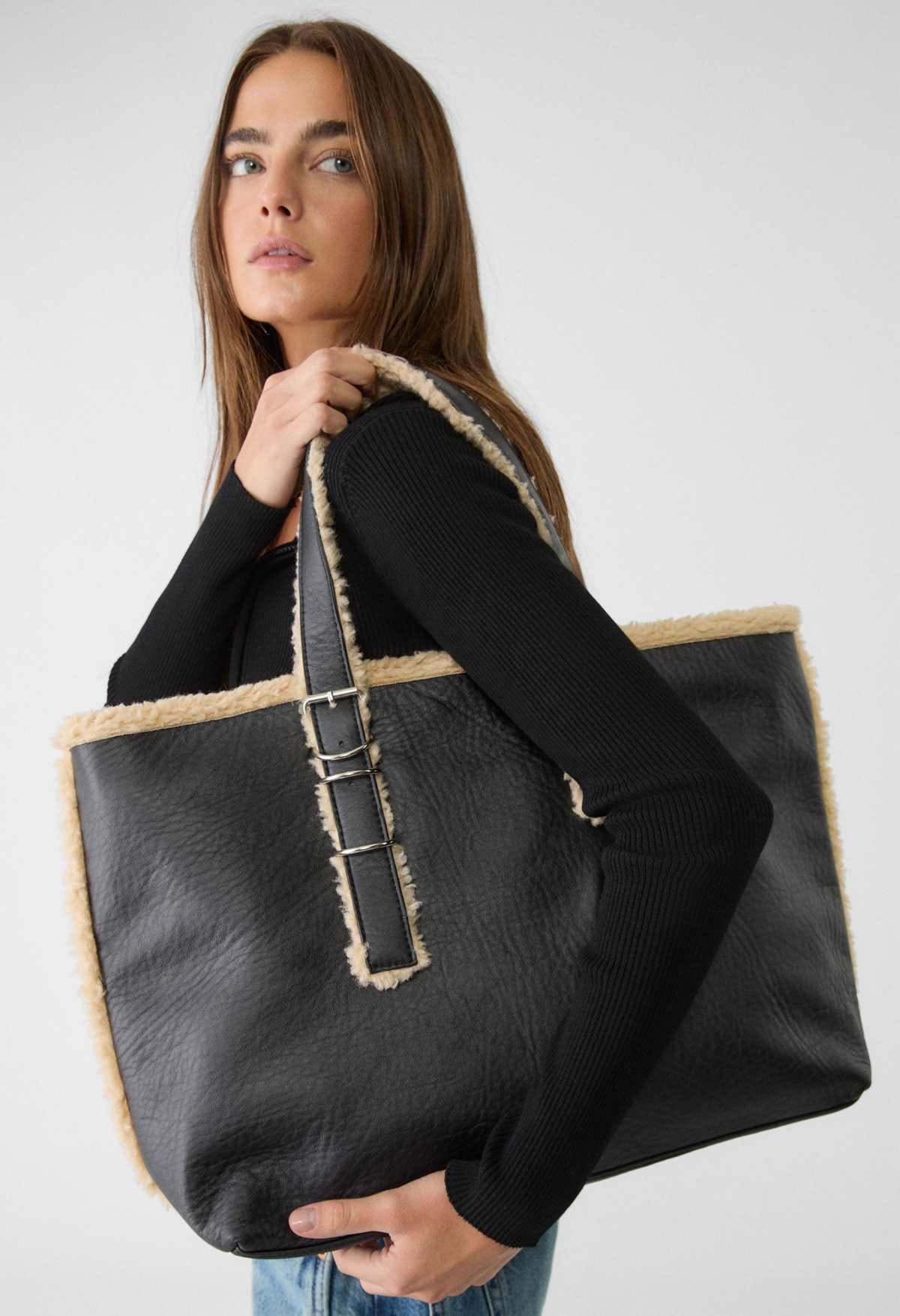 Bolso shopper combinado efecto borreguillo de Stradivarius