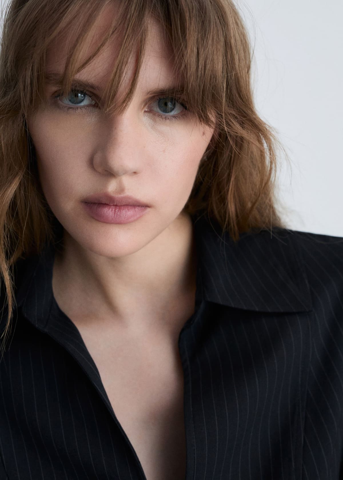 La camisa con raya diplomática con cremallera de Mango