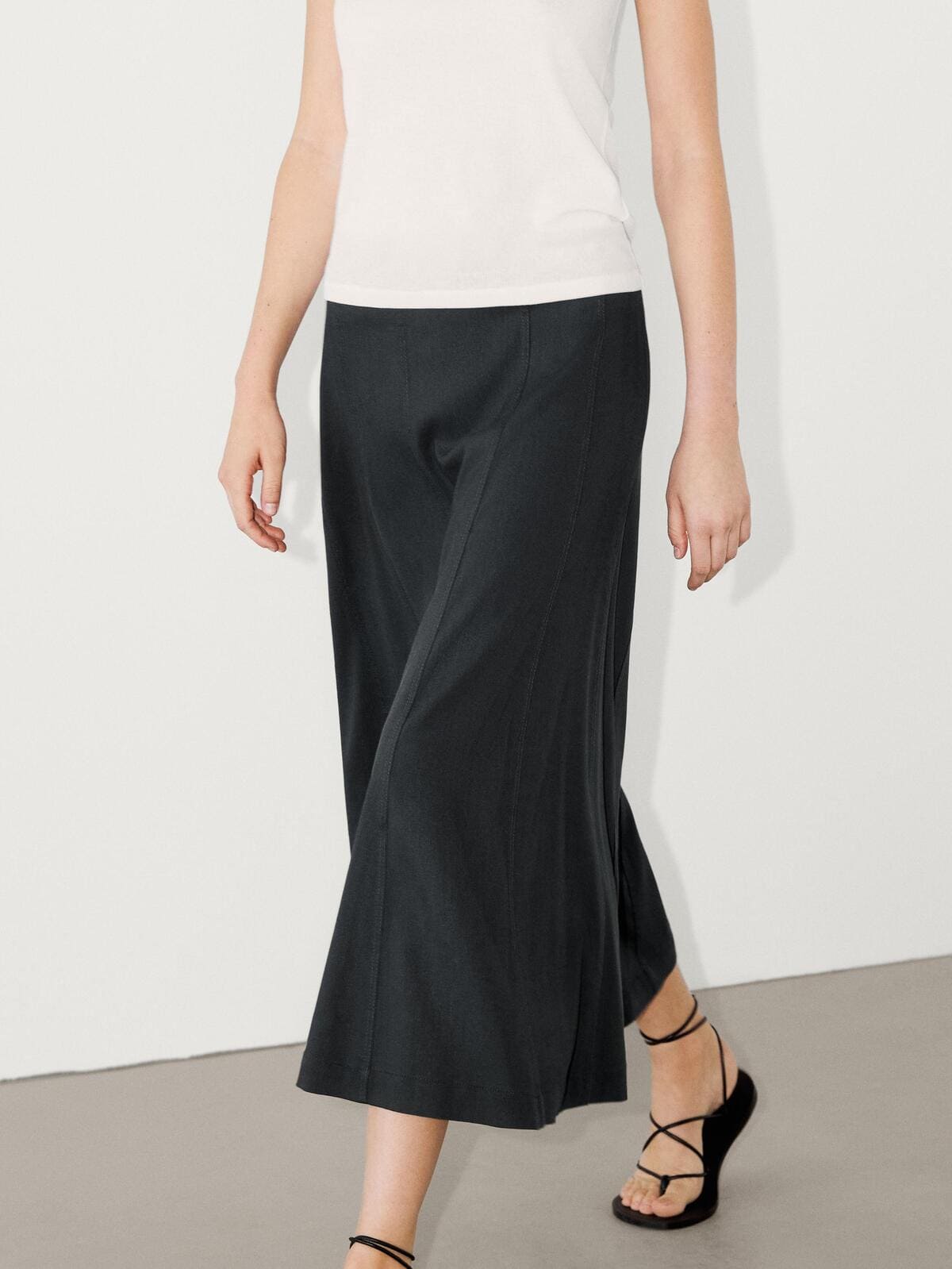 La falda midi de vuelo con detalle de pespuntes de Massimo Dutti