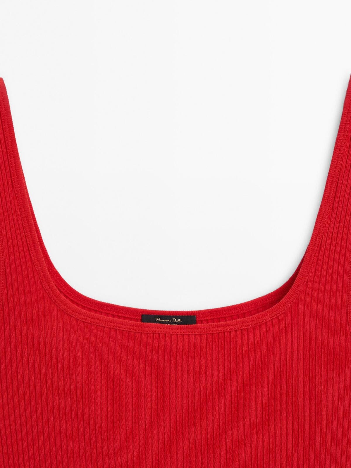 El vestido midi canalé con escote cuadrado en color rojo de Massimo Dutti