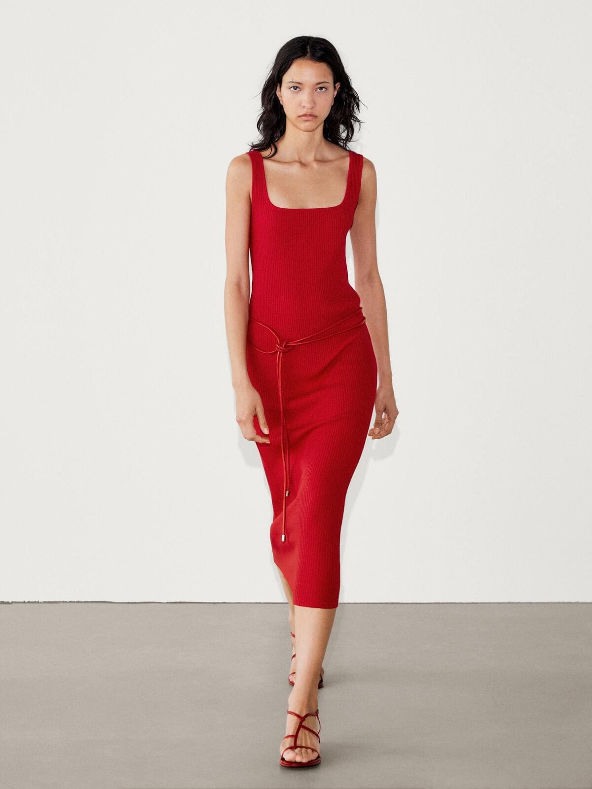 El vestido midi canalé con escote cuadrado en color rojo de Massimo Dutti