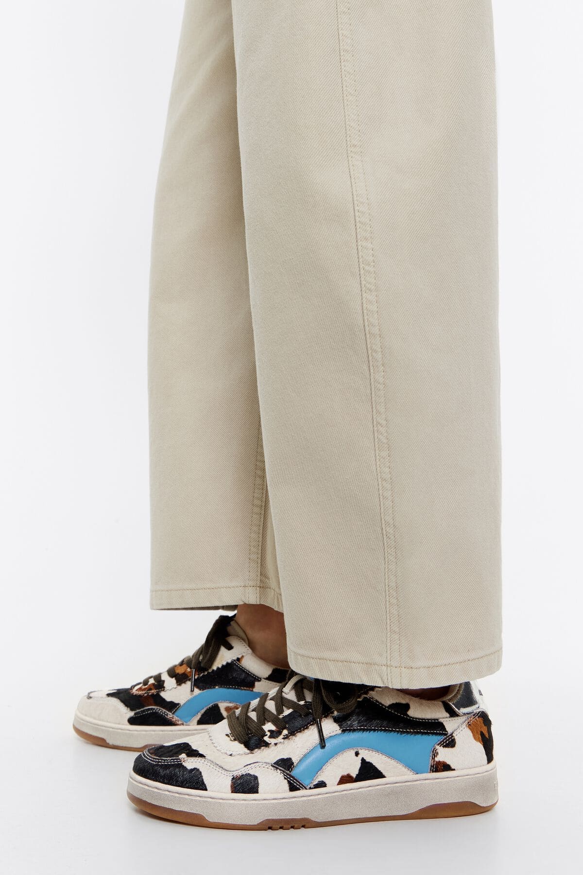 Las zapatillas deportivas cupsole pelo print vaca de Bimba y Lola