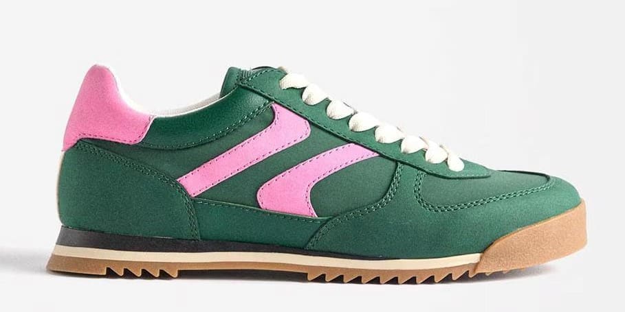 Zapatillas deportivas con franjas laterales y suela a contraste