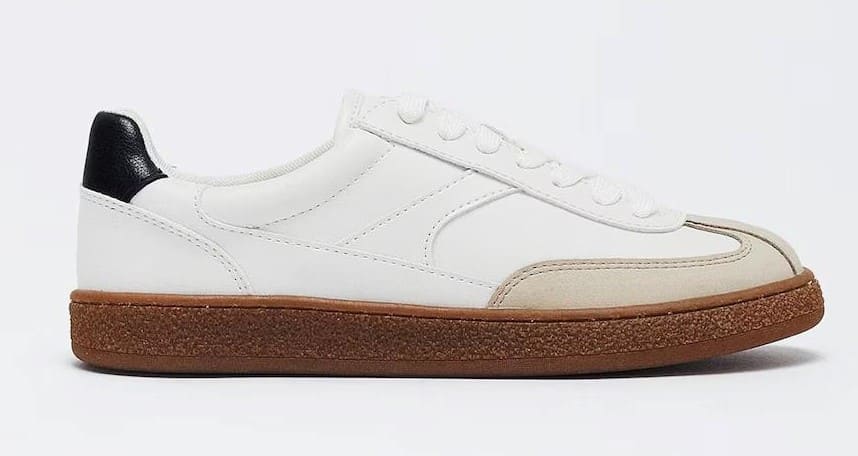Zapatillas deportivas con suela a contraste y detalle lateral