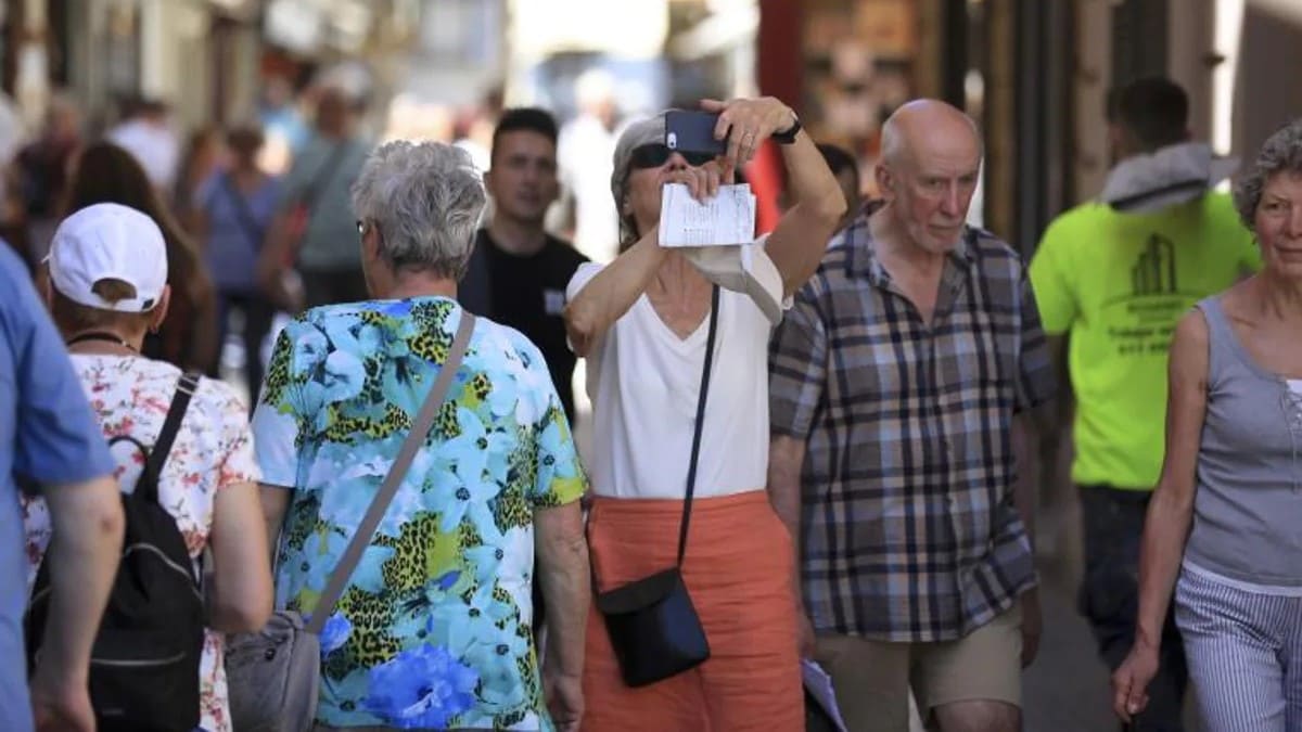 Turistas pasean por el centro de Cádiz
