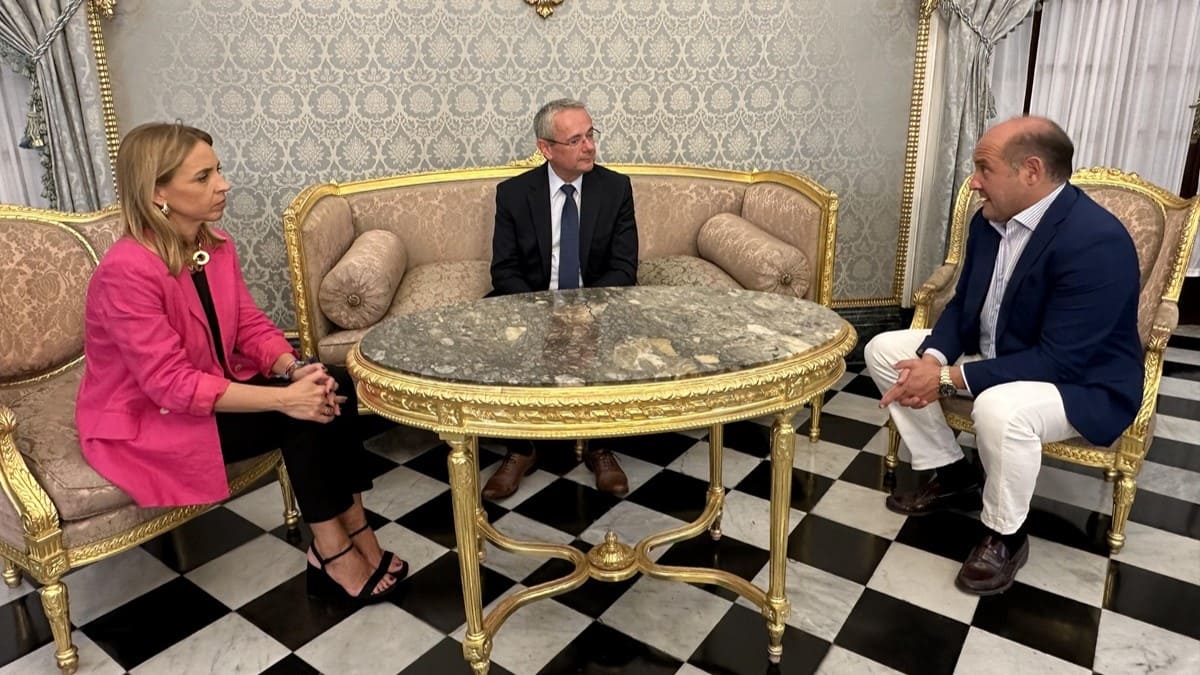 Almudena Martínez y Juancho Ortiz conversan con el embajador de Eslovenia en España