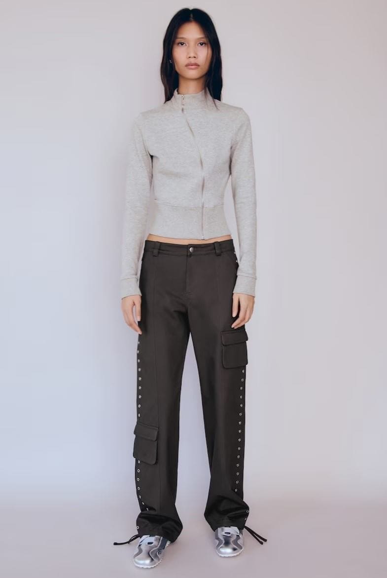 Pantalón parachute tachuelas de Mango