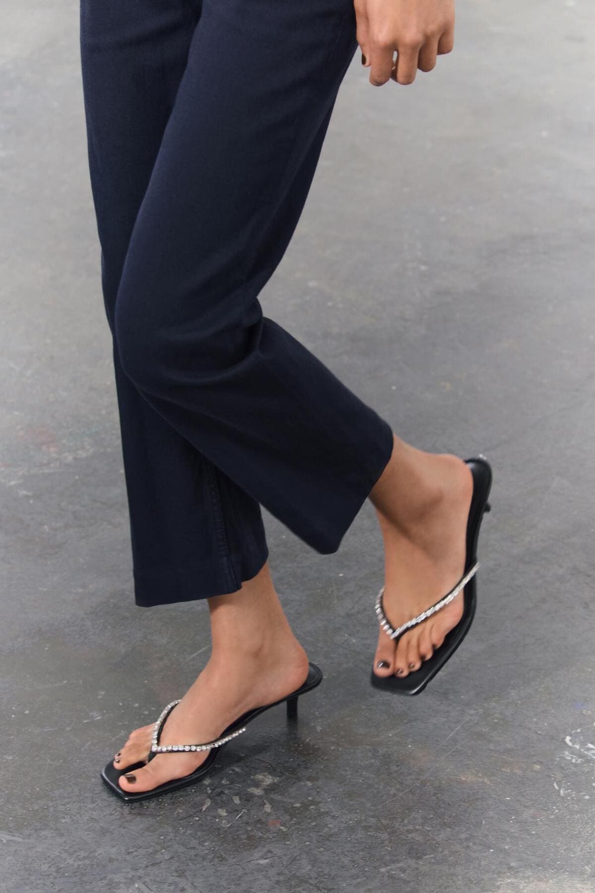 Las sandalias con adorno de brillos kitten de Zara