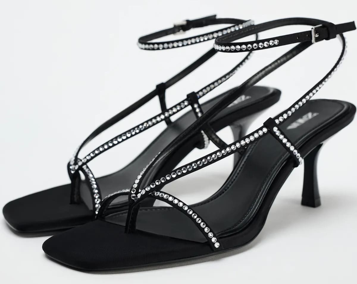 Las sandalias de tacón con brillos de Zara