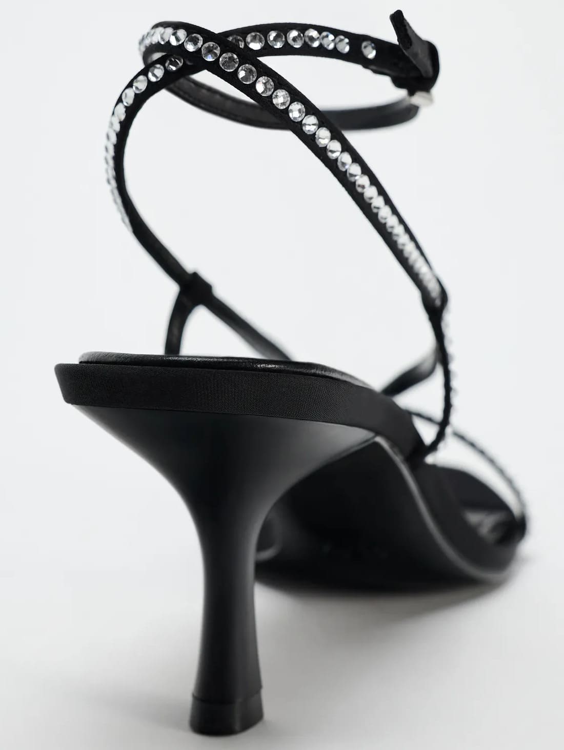 Las sandalias de tacón con brillos de Zara