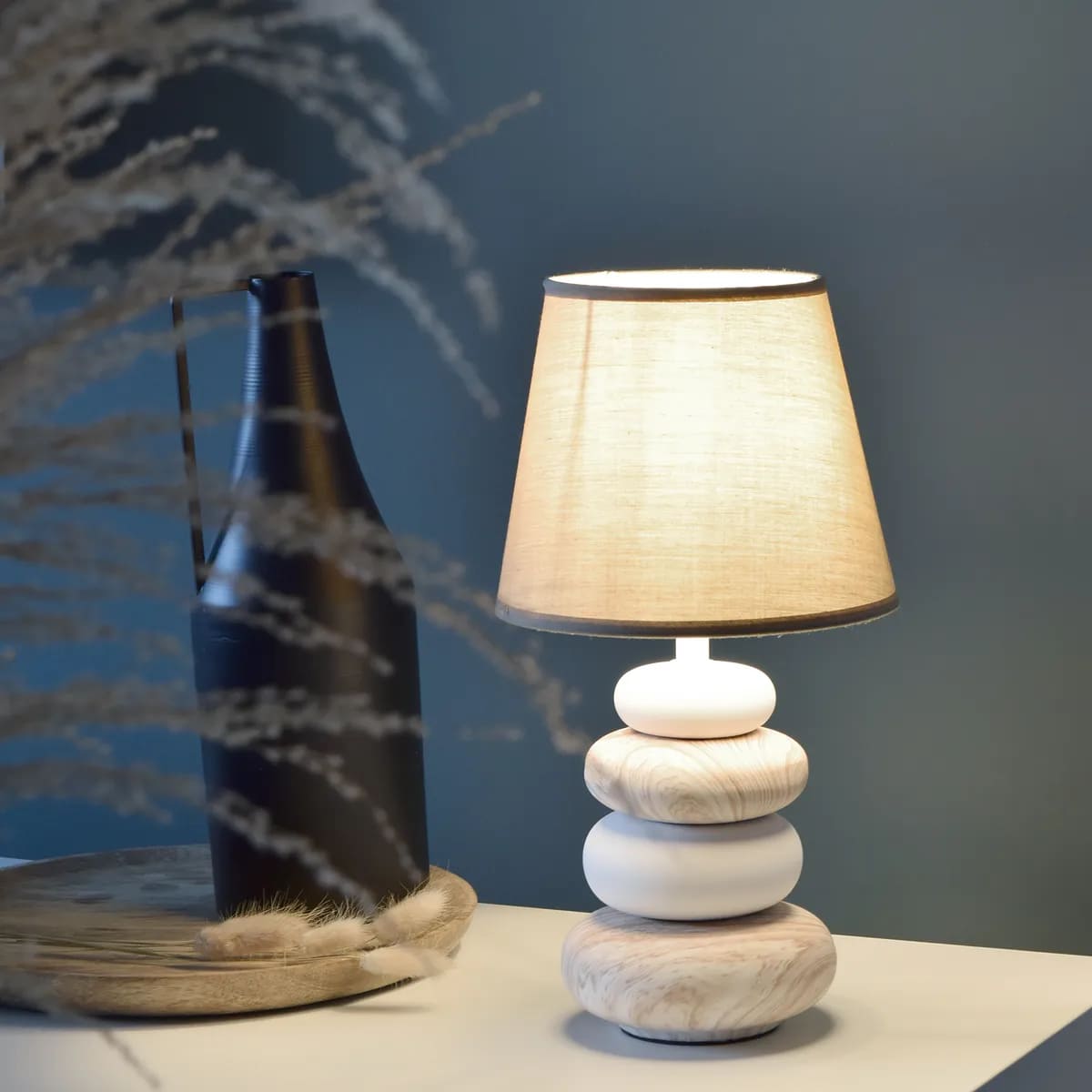 La lámpara de mesa INSPIRE Navala E14 de color beige de Leroy Merlin